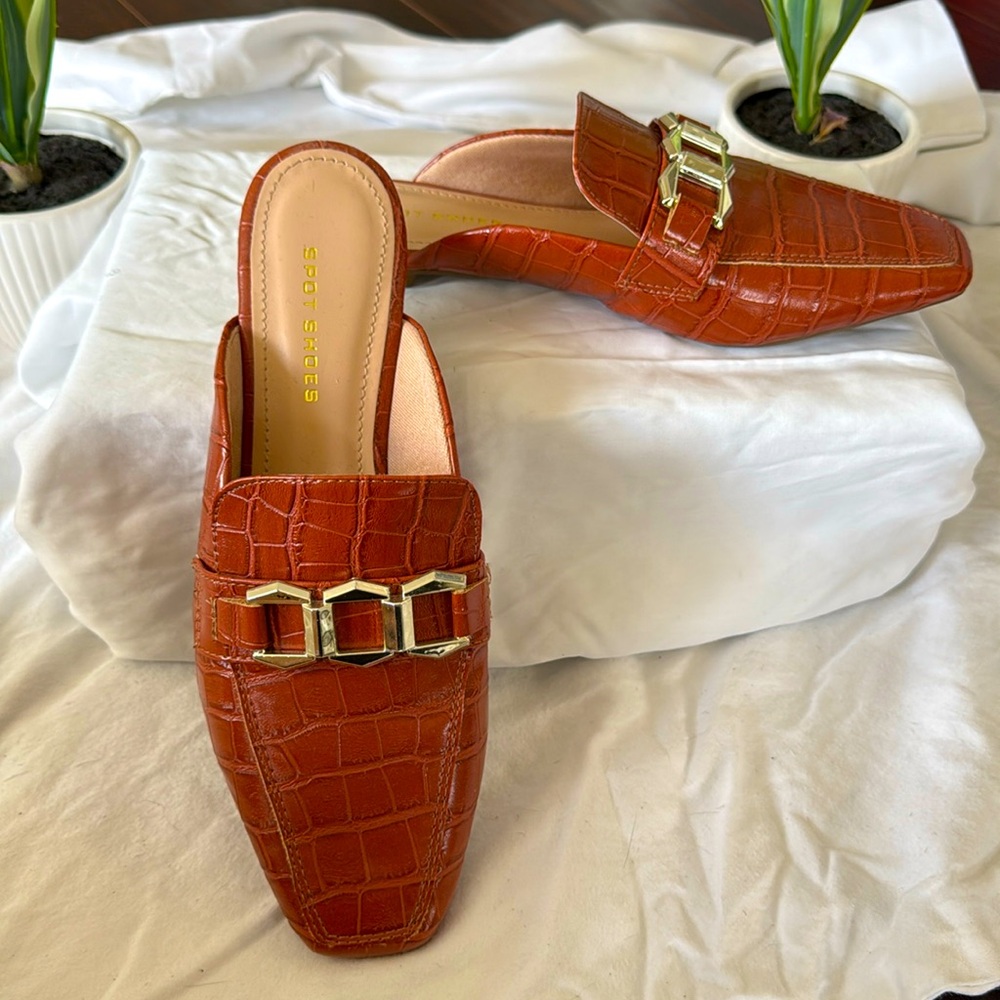 Brown mules “Spot Shoes” from Brazil